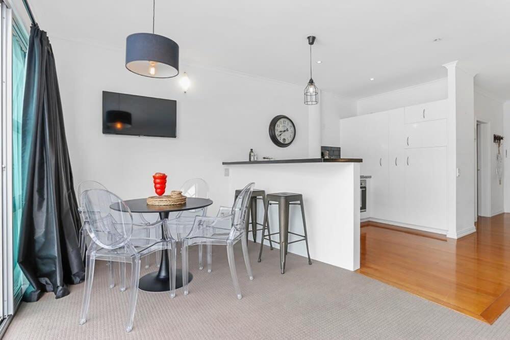 Funky One Bedroom Apartment On Princes Wharf โอ๊คแลนด์ ภายนอก รูปภาพ